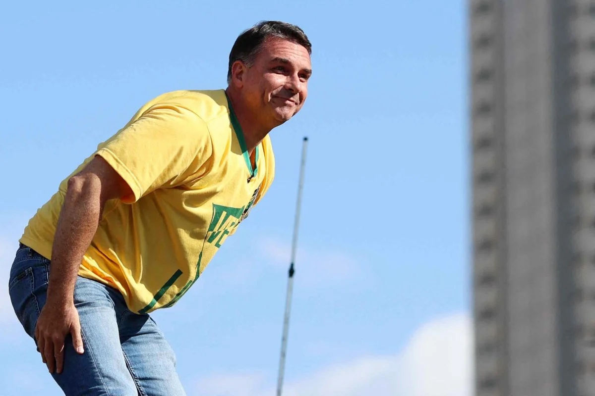 Flávio Bolsonaro teria participado de festas com garotas de programa, diz site – CartaCapital