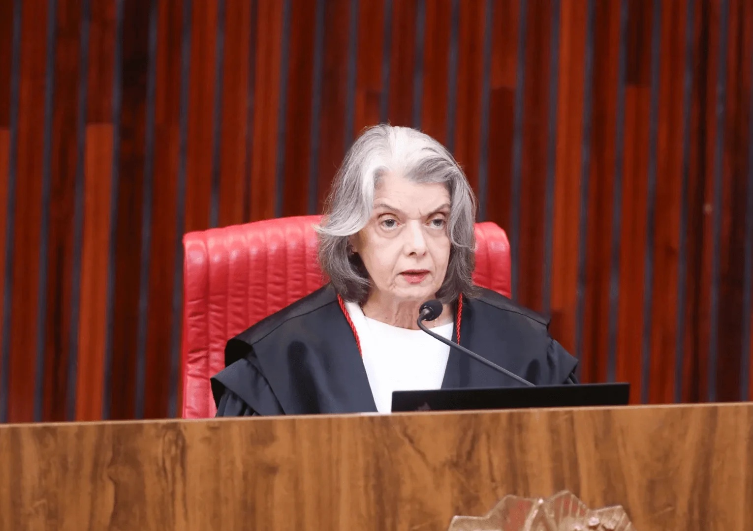 A Delicada Balança do STF: O Voto de Cármen Lúcia e o Precedente Institucional