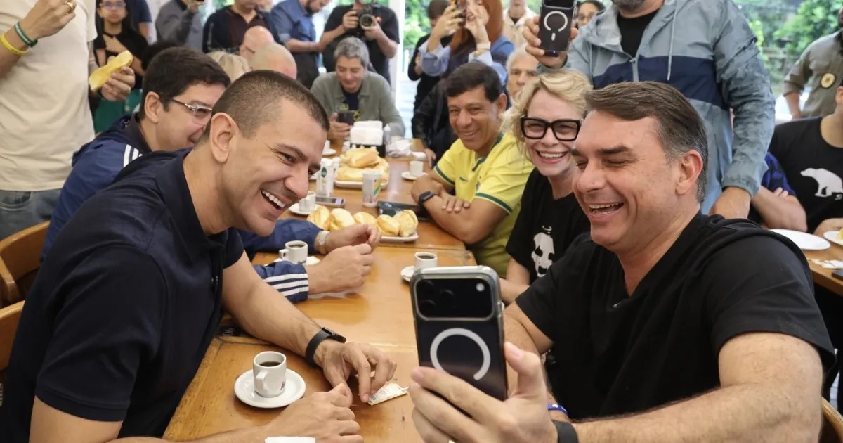 A Estratégia do Pão com Leite Condensado: Como Flávio Bolsonaro Recruta a Memória Bolsonarista para 2024