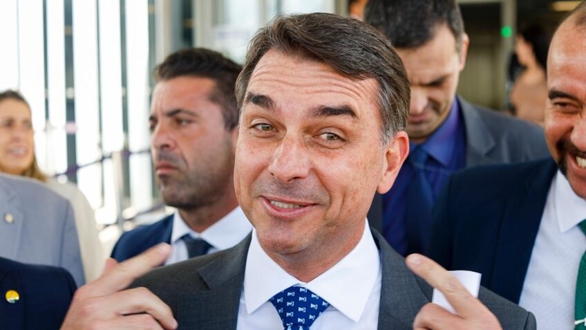Ato Falho de Flávio Bolsonaro nos EUA: Implicações para a Diplomacia Paralela e o Cenário Político Doméstico
