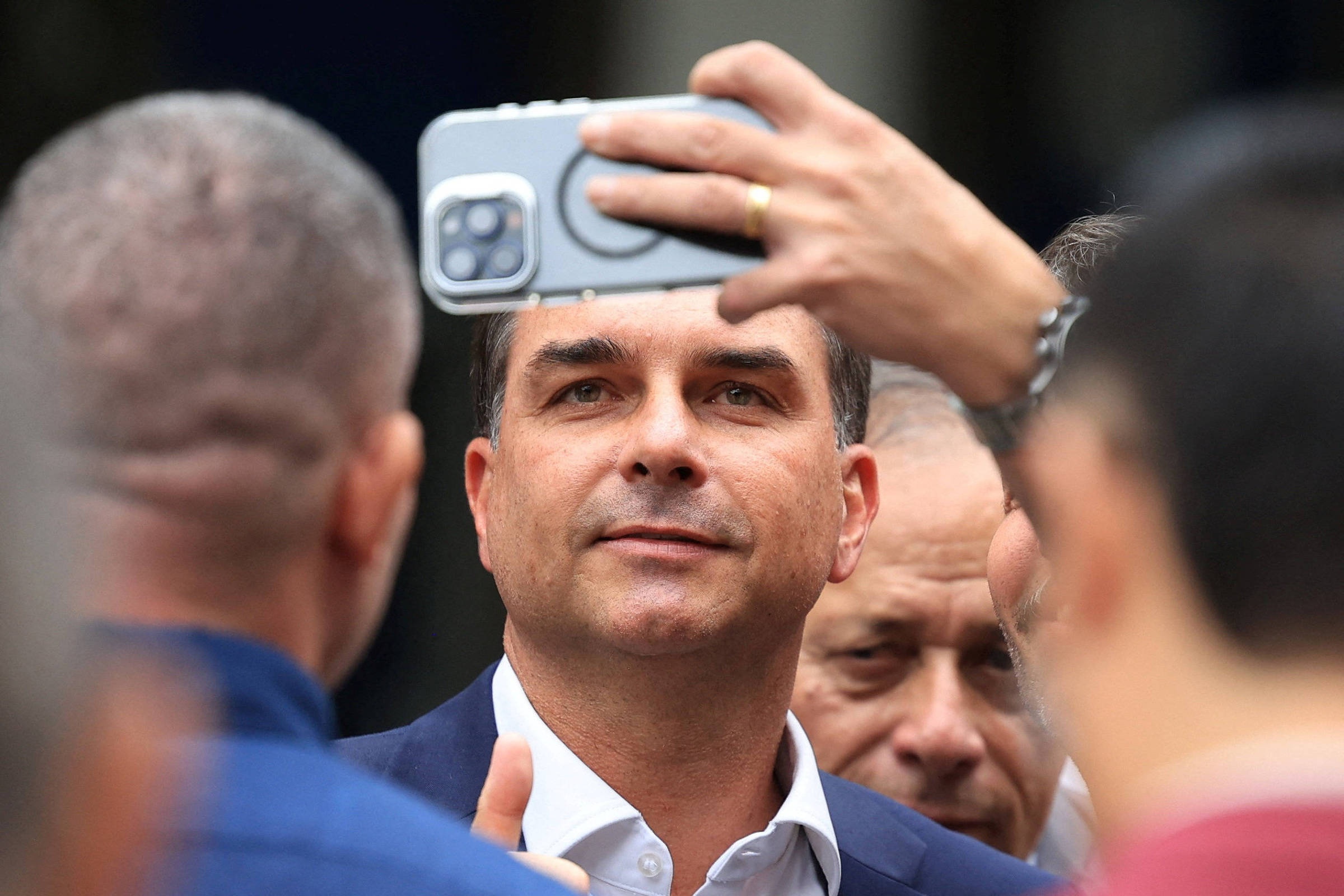 A Estratégia da Retórica na Pandemia: A Reorientação de Flávio Bolsonaro e Suas Implicações