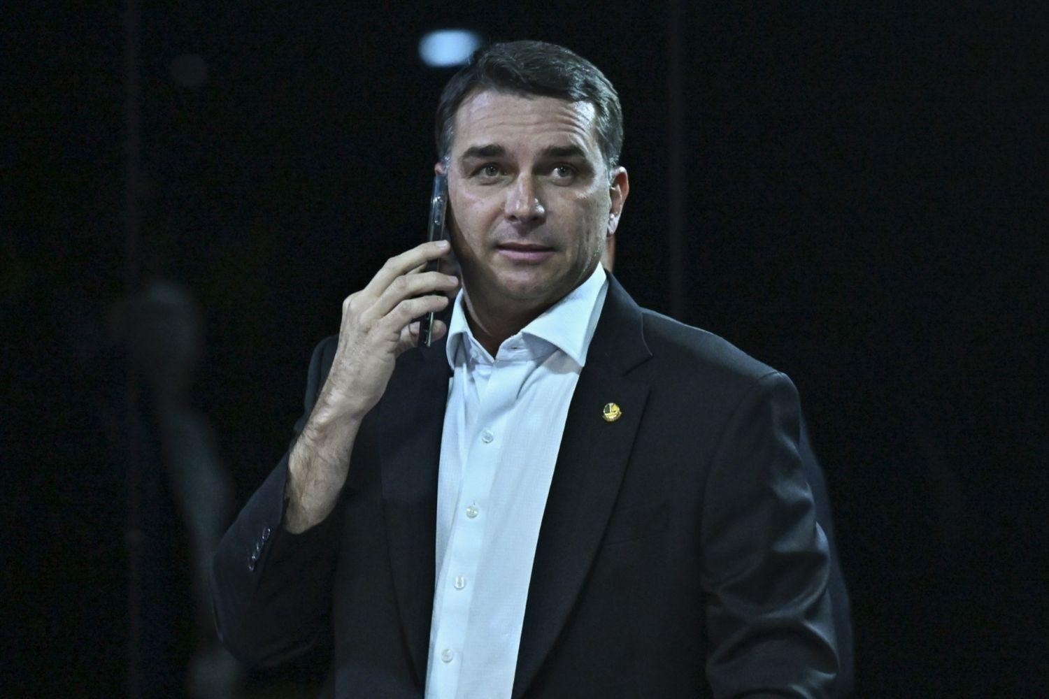 Senador Flávio Bolsonaro é intimado pela PF para entregar passaportes