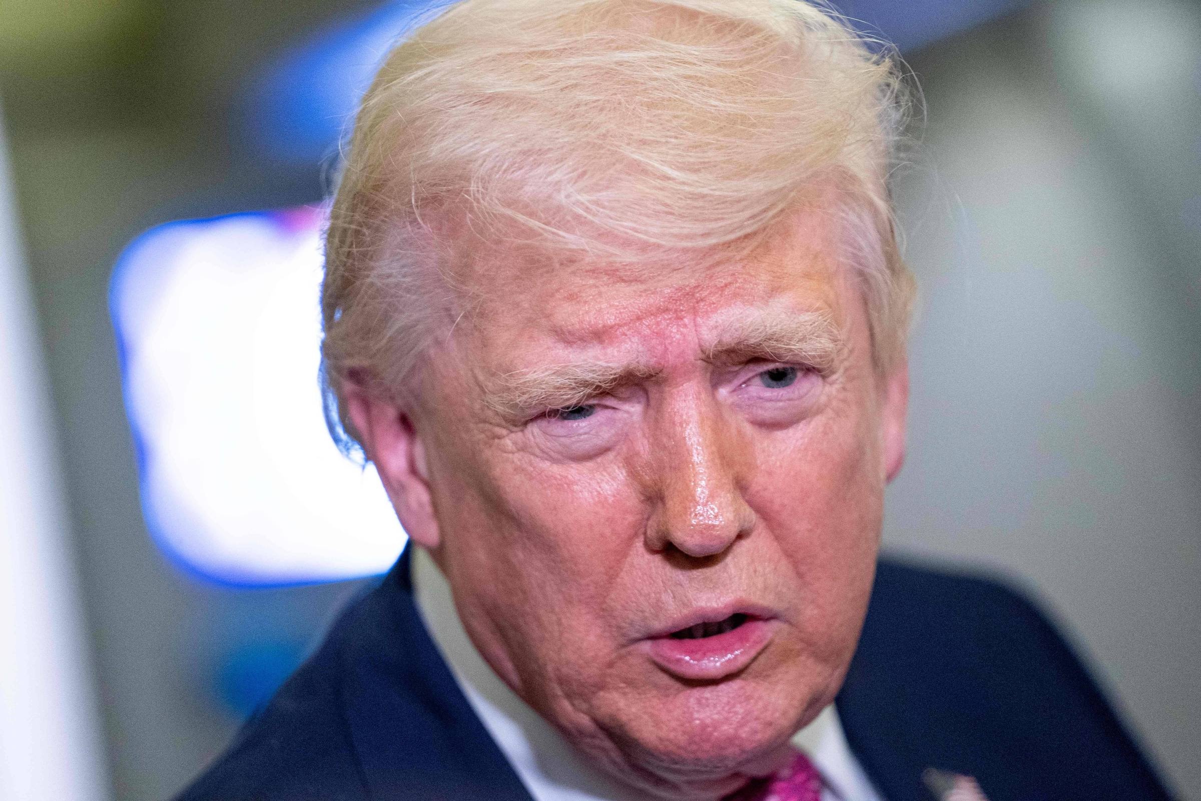 Flórida Renomeia Aeroporto em Homenagem a Trump: As Implicações de uma Geopolítica da Identidade