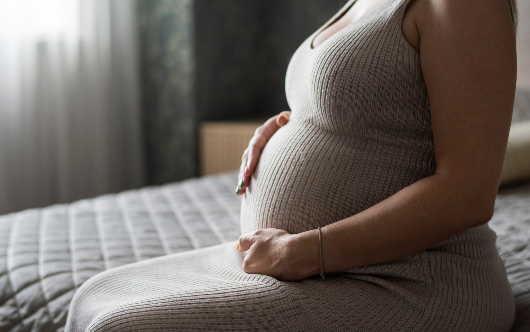 O Custo Oculto da Maternidade: A Análise Econômica por Trás de 380 Mil Demissões de Mulheres Pós-Licença