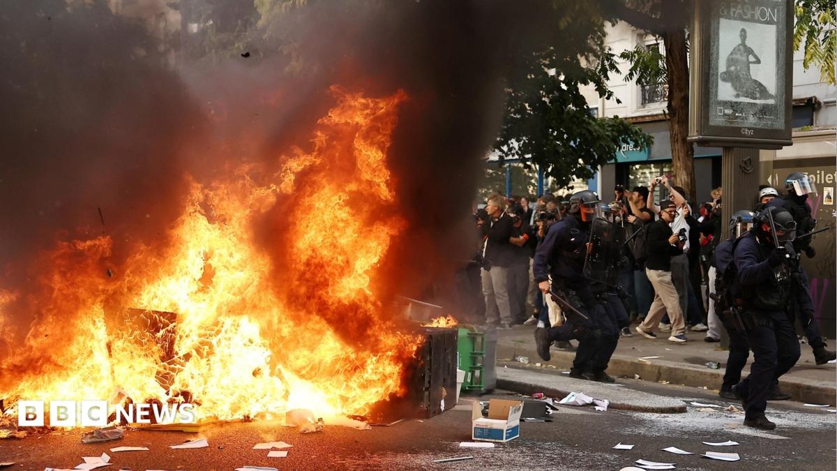França suspensa Temporariamente Usos de Estopões de Choque durante protestos Estudantis