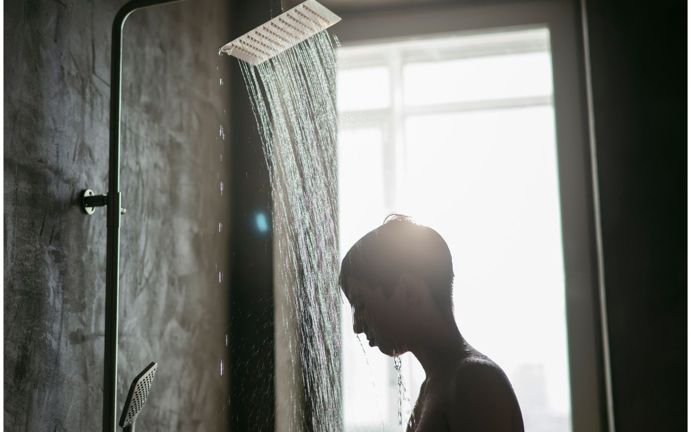 O Poder Subestimado do Chuveiro: Como Ajustes Diários Moldam Centenas de Reais em Sua Economia Anual