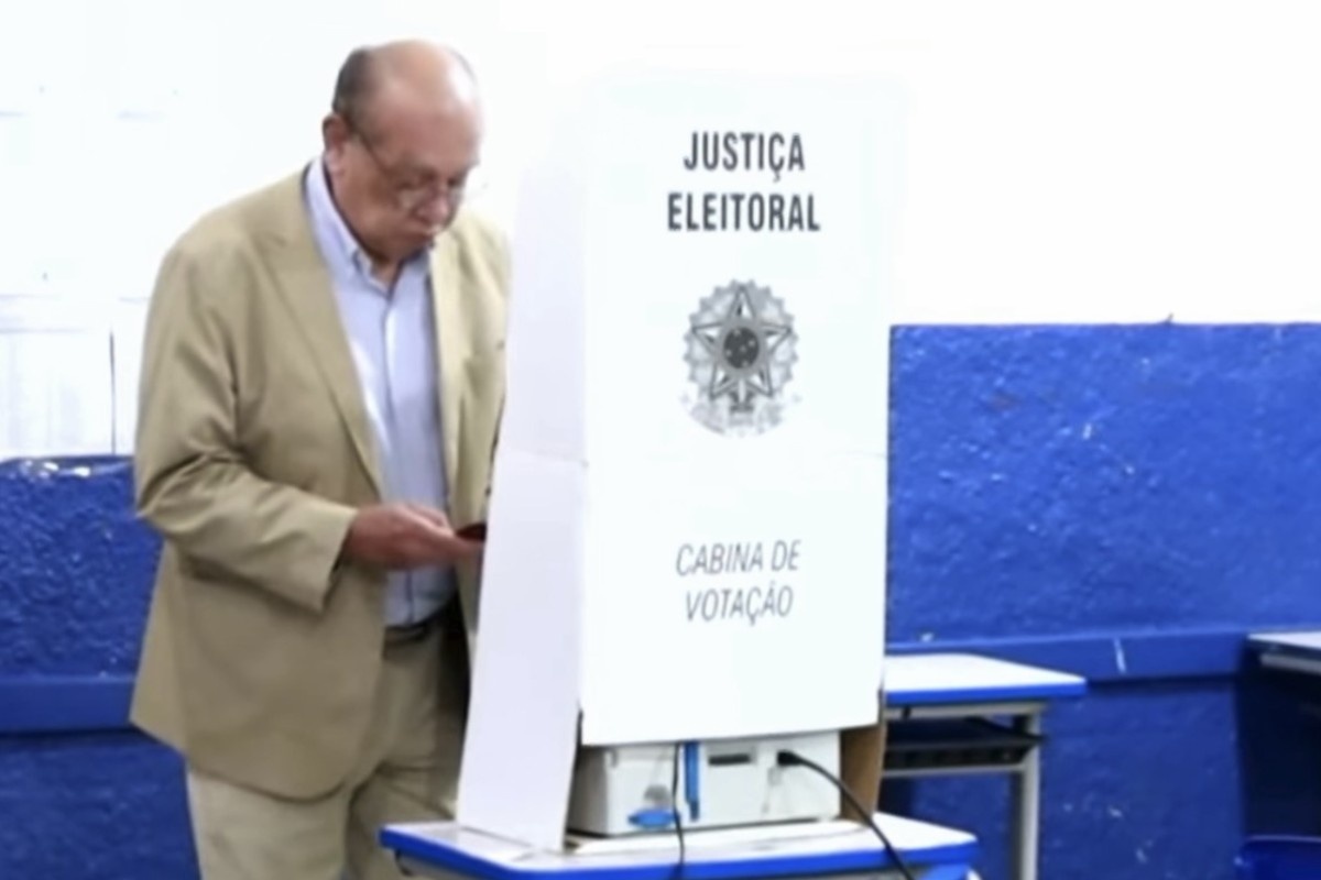 Gilmar Mendes vota em Diamantino, mantém domicílio eleitoral