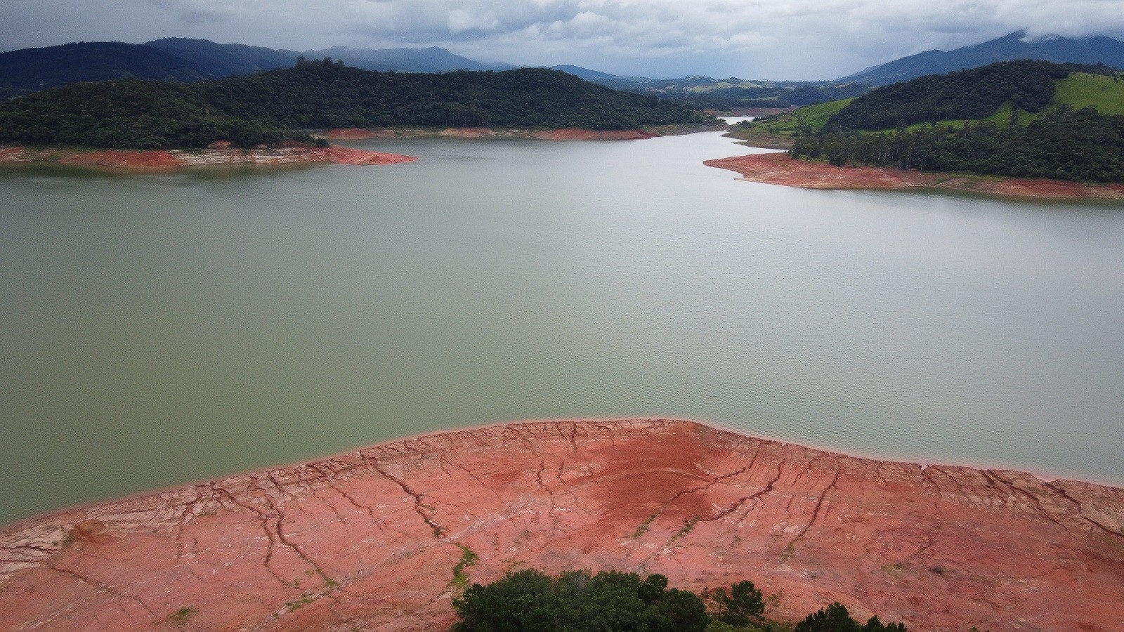 Grande SP: Manutenção da Redução de Pressão de Água Sinaliza Preocupação Hídrica Profunda