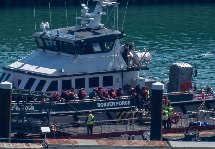 Canal da Mancha: Incidente com Barco em Chamas Expõe a Face Cruel da Crise Migratória Europeia