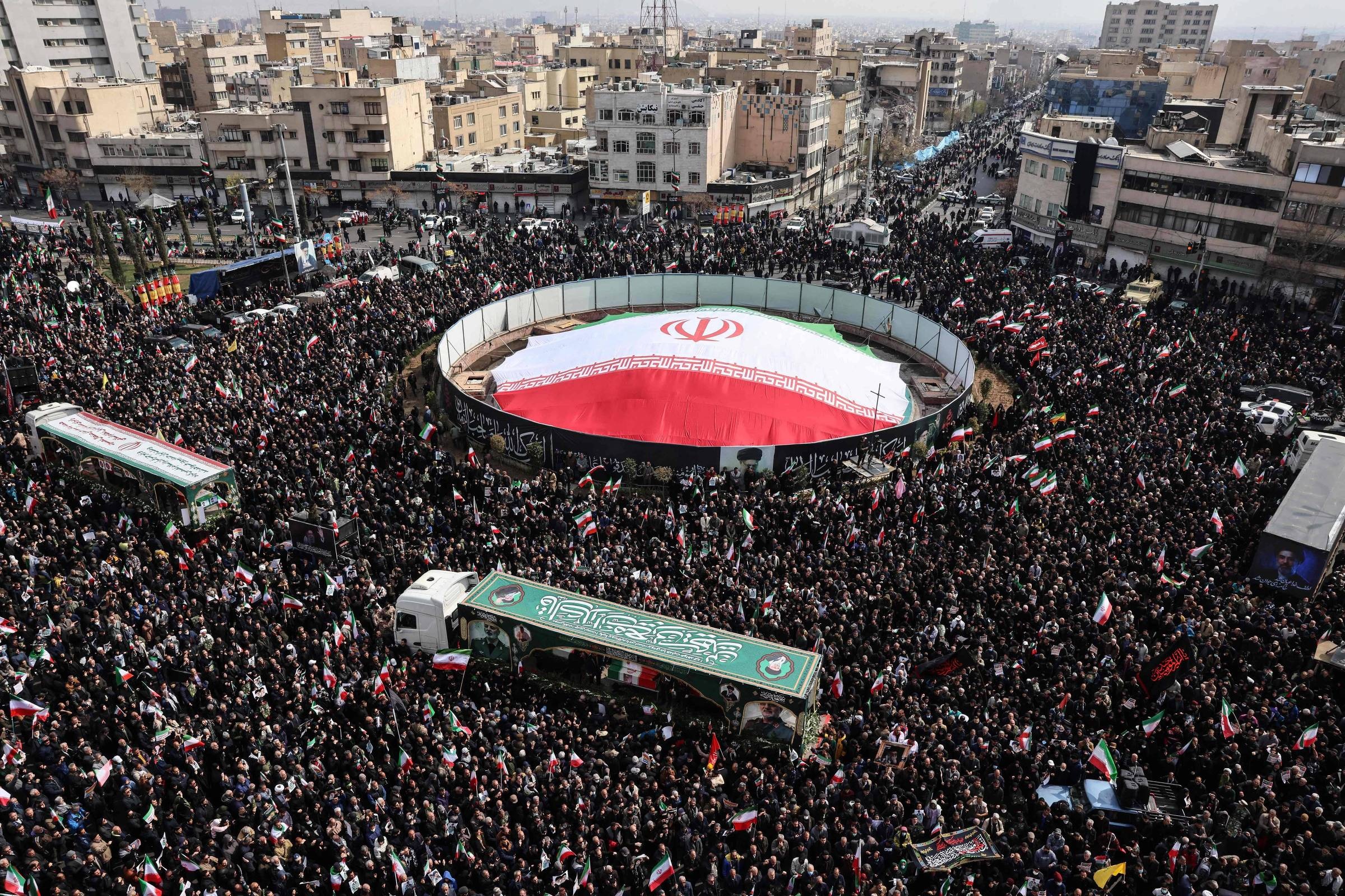 Êxodo Massivo no Irã Sinaliza Escalada Inédita e Alerta Global