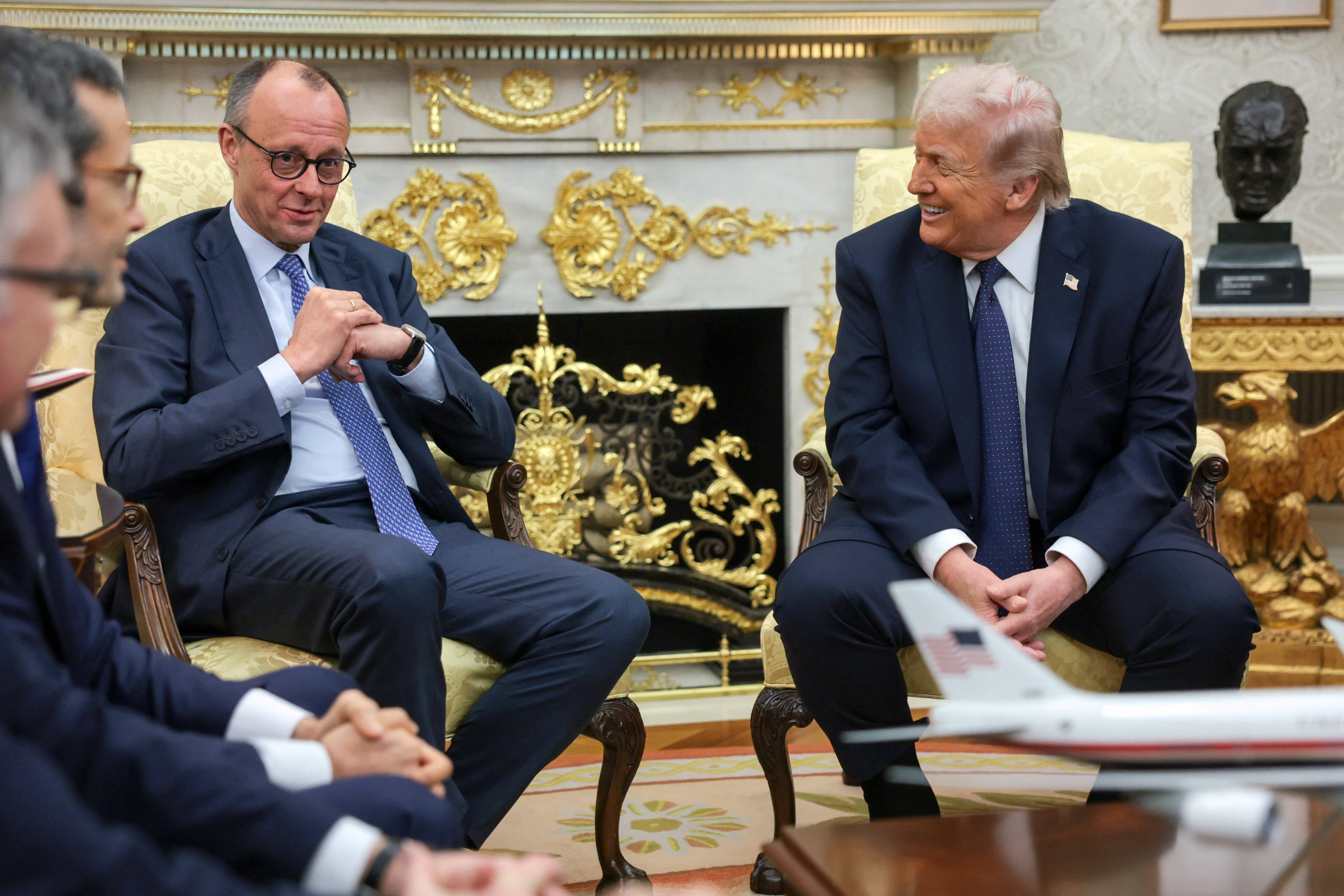 Trump anuncia voos para cidadãos no Oriente Médio; presidente afirma que Irã foi 'destruído' e se reúne com chanceler alemão