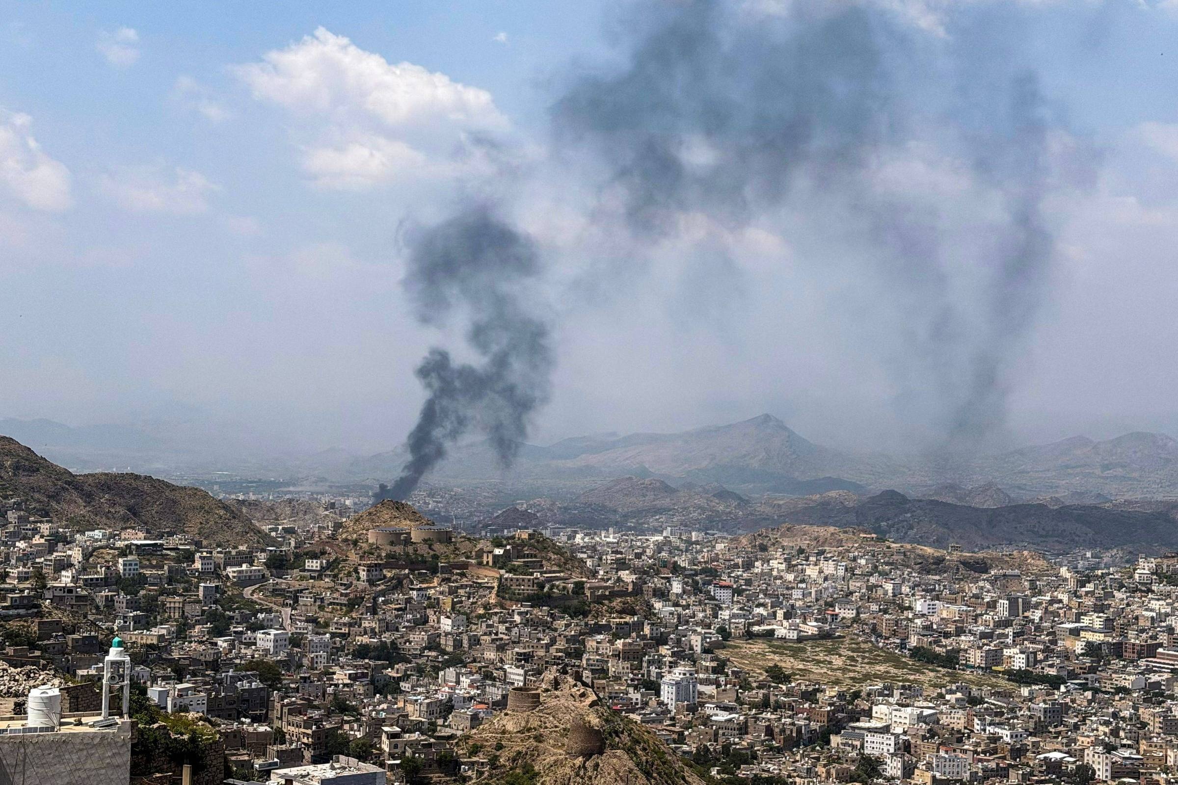 Houthis matam 2 em aeroporto durante ataques à Arábia Saudita