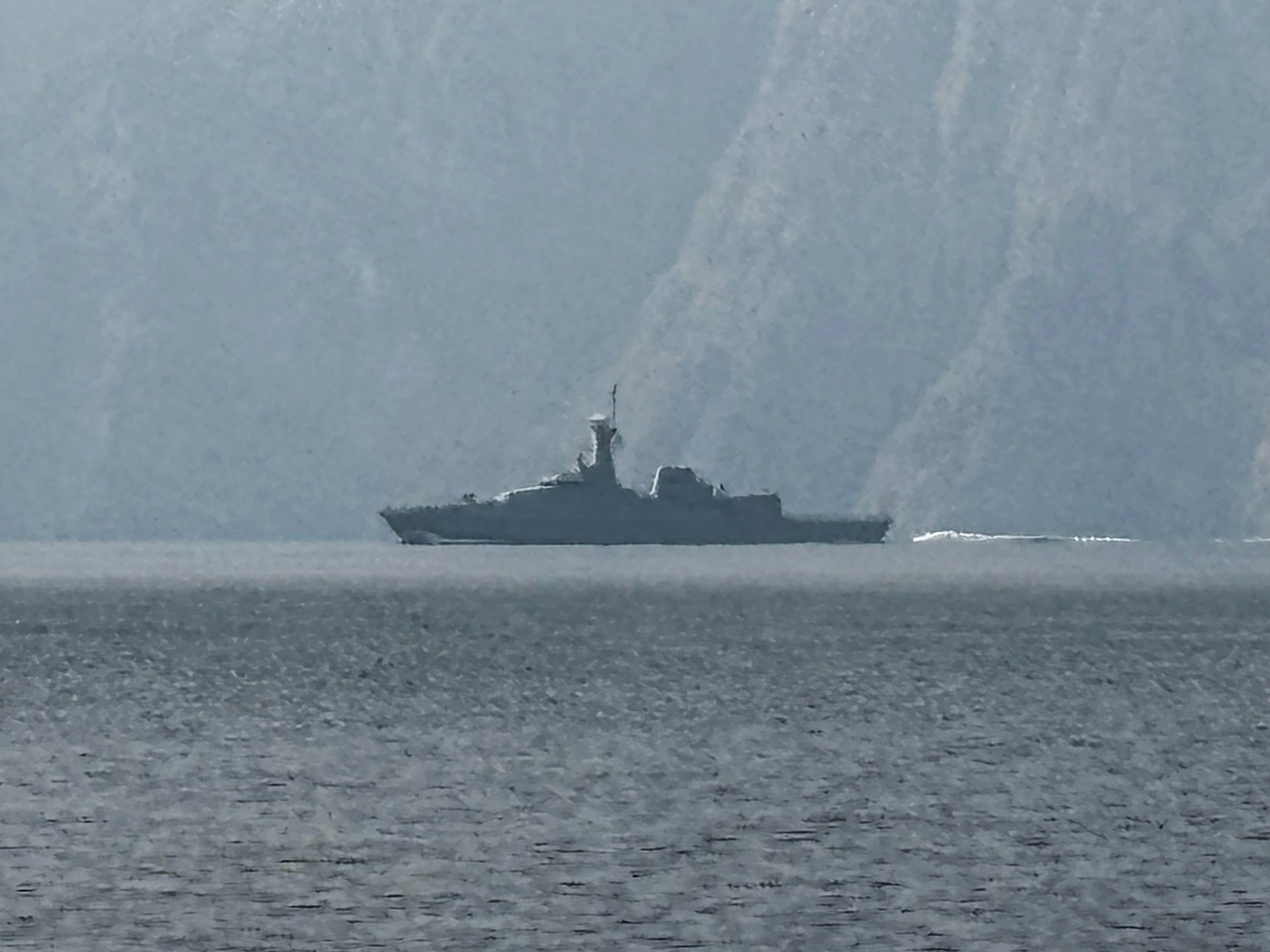 A Tensão em Ormuz: Bloqueio Naval dos EUA e a Resiliência Econômica do Irã Desafiam o Mercado Global