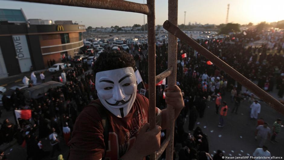 Guerra do Irã Acelera 'Armamentização' da Cidadania no Golfo: Um Alerta Global