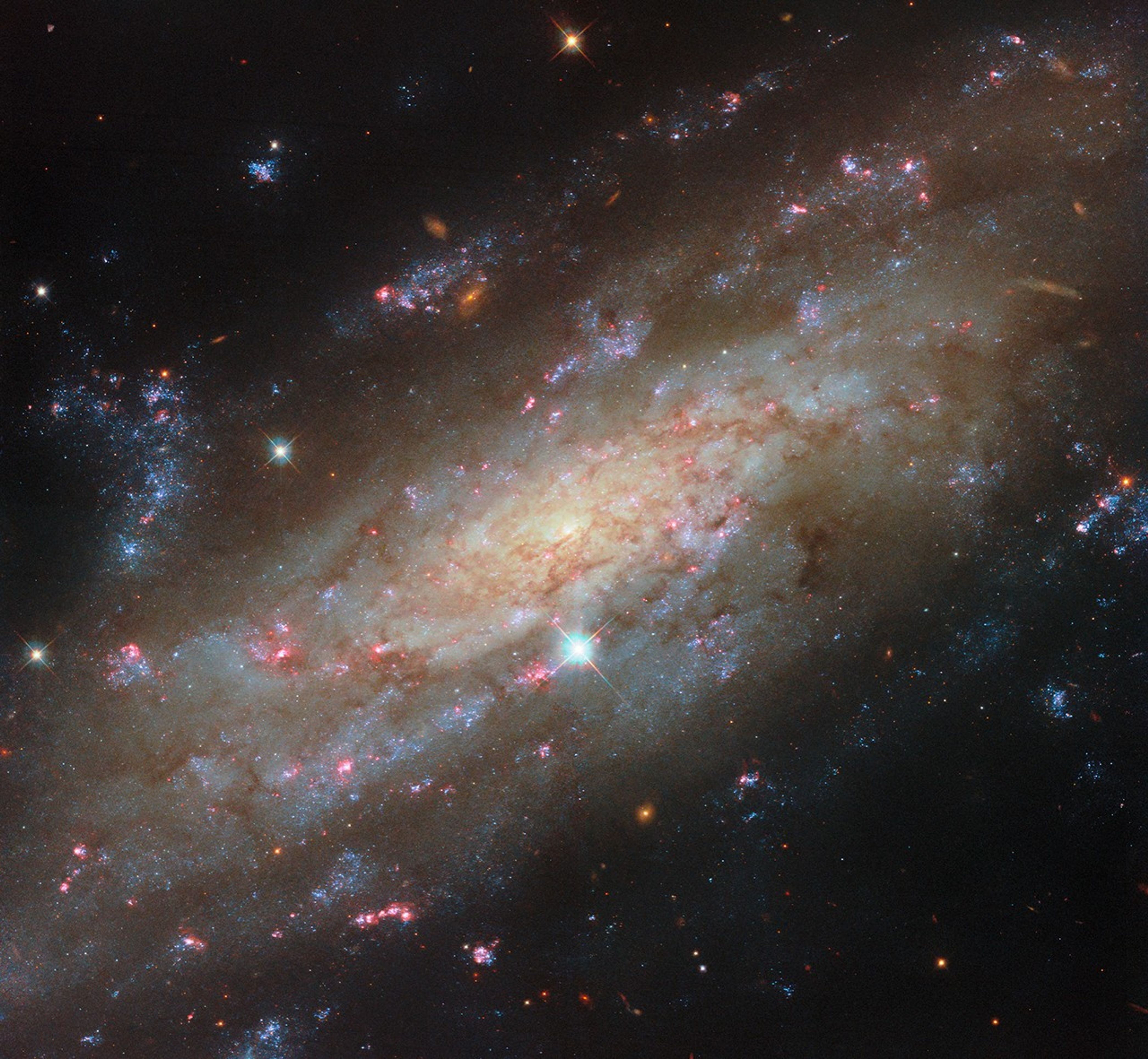 Hubble Revela Gêmea Galáctica: Um Espelho para Entender a Via Láctea