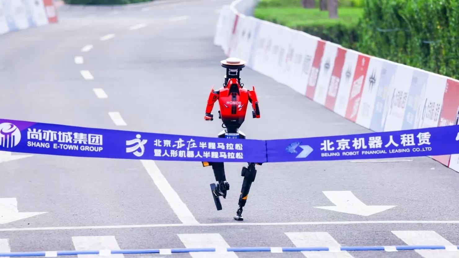 Robô Humanóide Supera Recorde Humano em Meia Maratona, Sinalizando Nova Fronteira para a Automação e Negócios