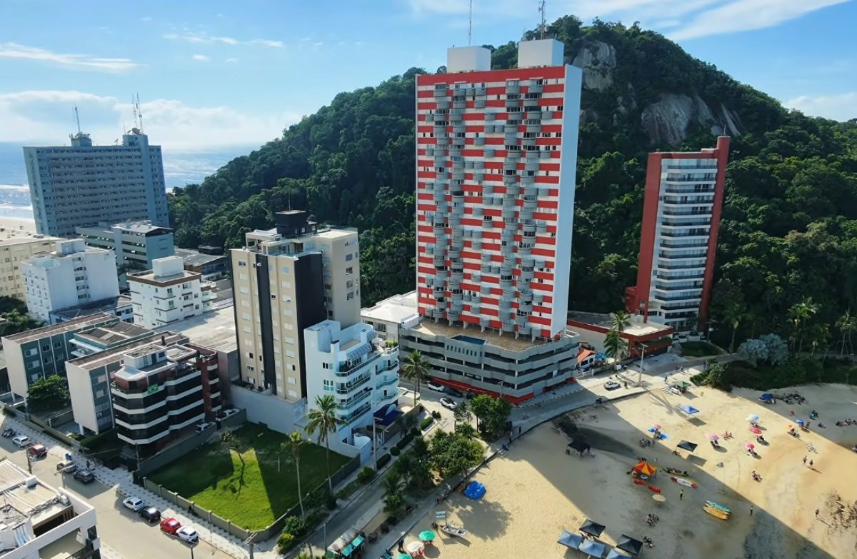 O Fenômeno Arquitetônico do Torre Alta: Uma Análise da Ilusão que Redefine o Litoral Paranaense