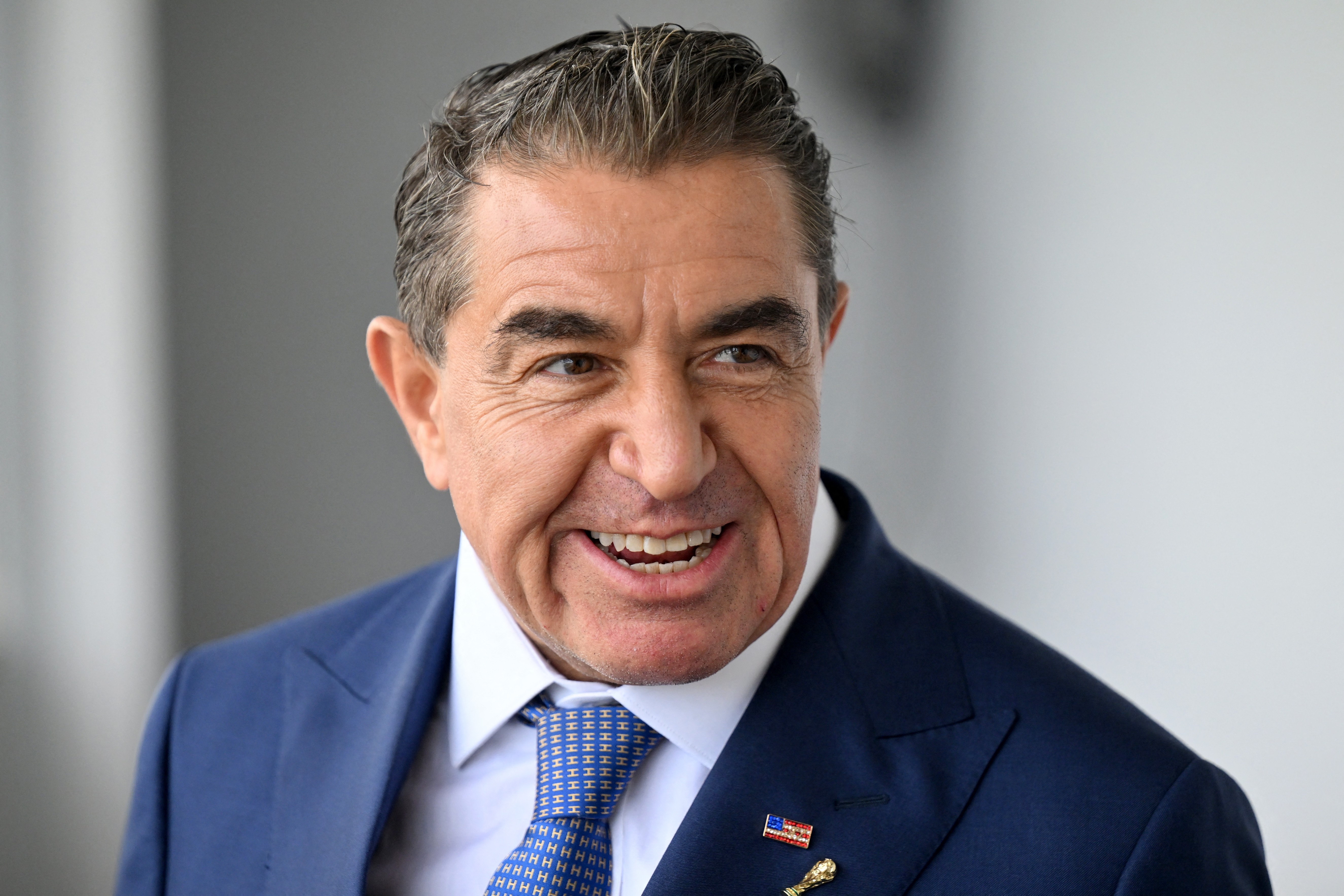 Aliado de Trump Choca com Declarações Misóginas e Levanta Questões sobre Influência Migratória