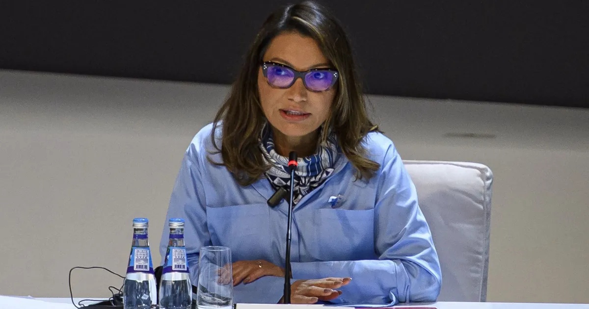 Diplomacia em Crise: Declarações de Assessor de Trump Reabrem Debate sobre Misoginia e Imagem da Mulher Brasileira