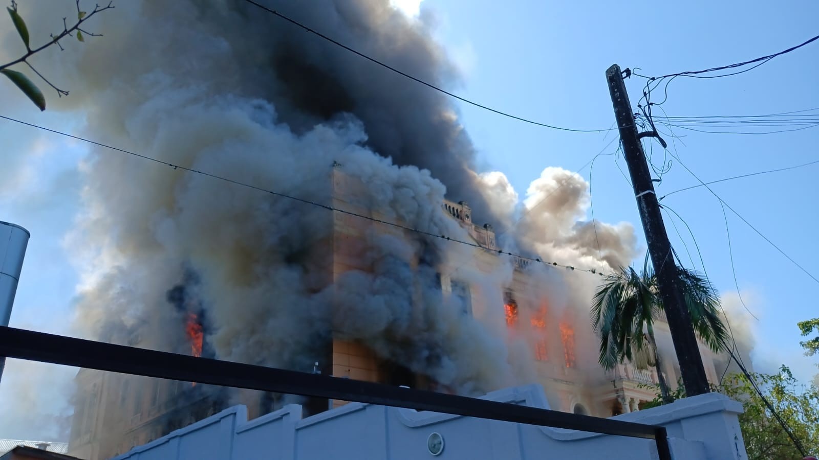 Incêndio no Instituto de Educação de Paranaguá: Perda Material, Desafio para a Memória Regional e Futuro da Educação