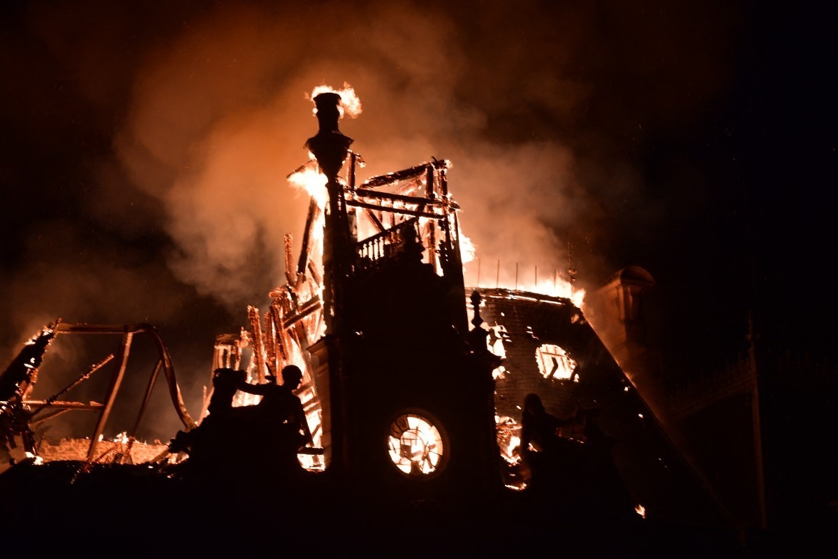 Incêndio atinge prefeitura de Limoges e derruba telhado do prédio de 1883