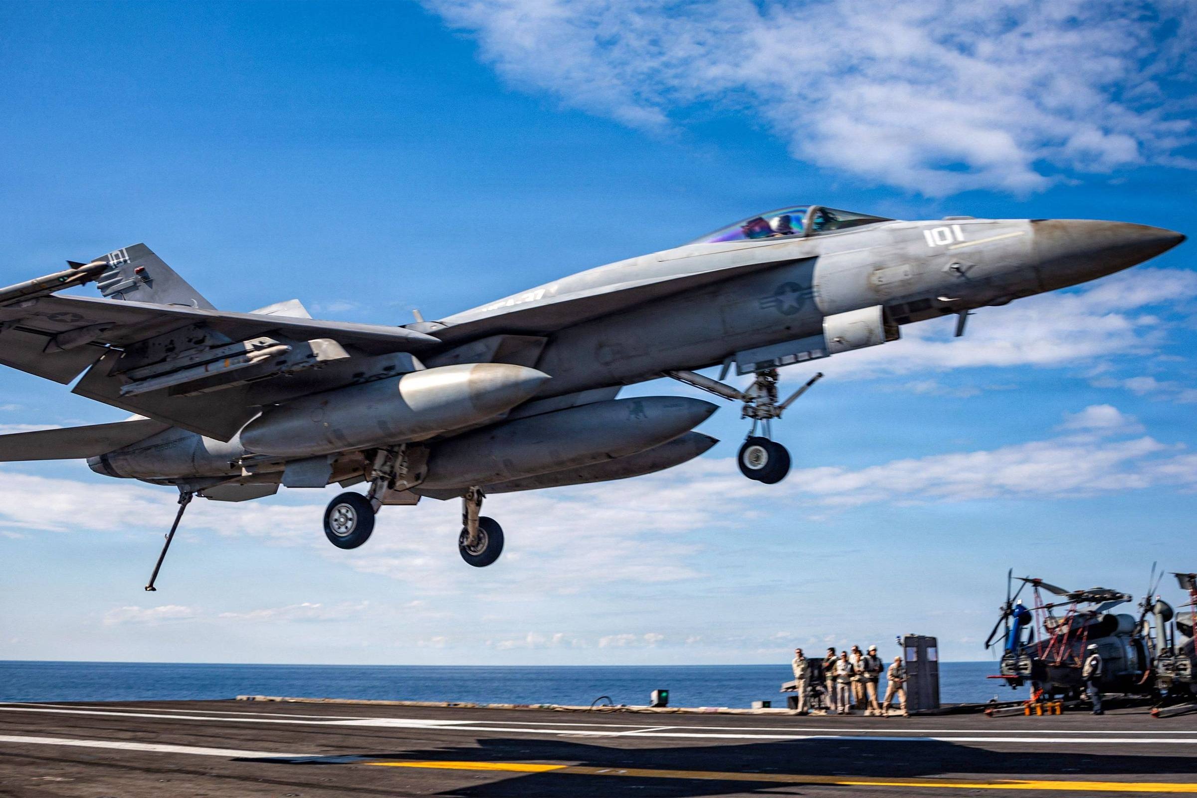 Incidentes com Porta-Aviões dos EUA Revelam Vulnerabilidades e Redefinem Estratégia no Oriente Médio