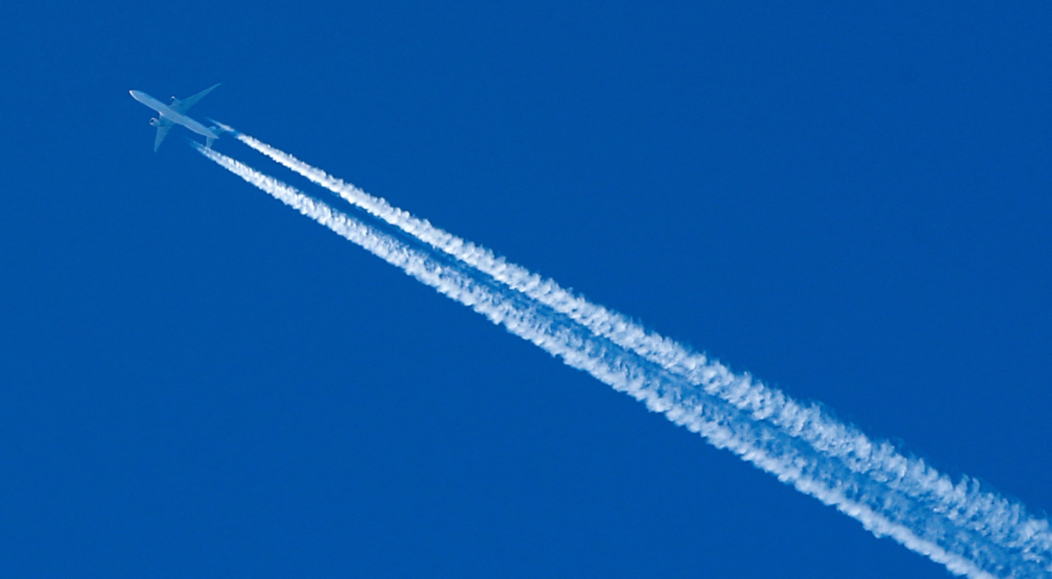 Escalada no Oriente Médio Redesenha a Economia Global: Custos e Rotas em Xeque