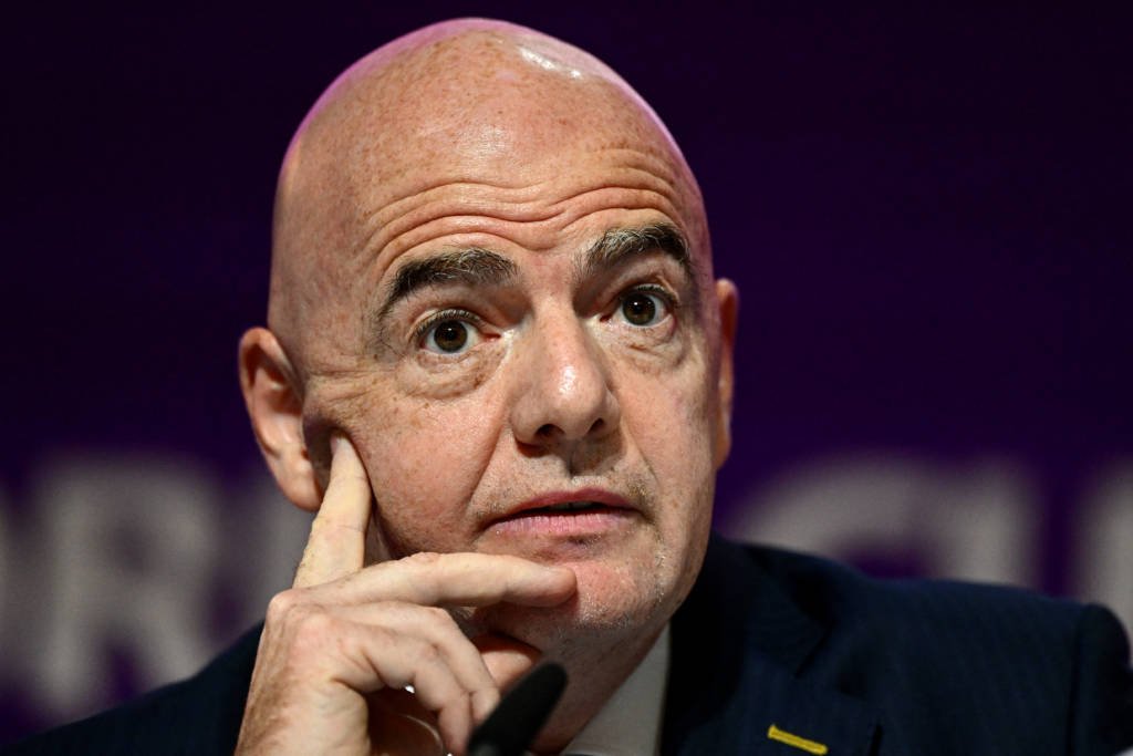 FIFA: Infantino propõe expulsão para quem esconde a boca em campo