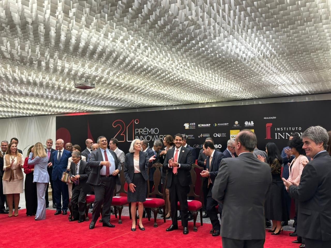 Além da Premiação: Como a Transparência Judicial Molda a Governança Brasileira