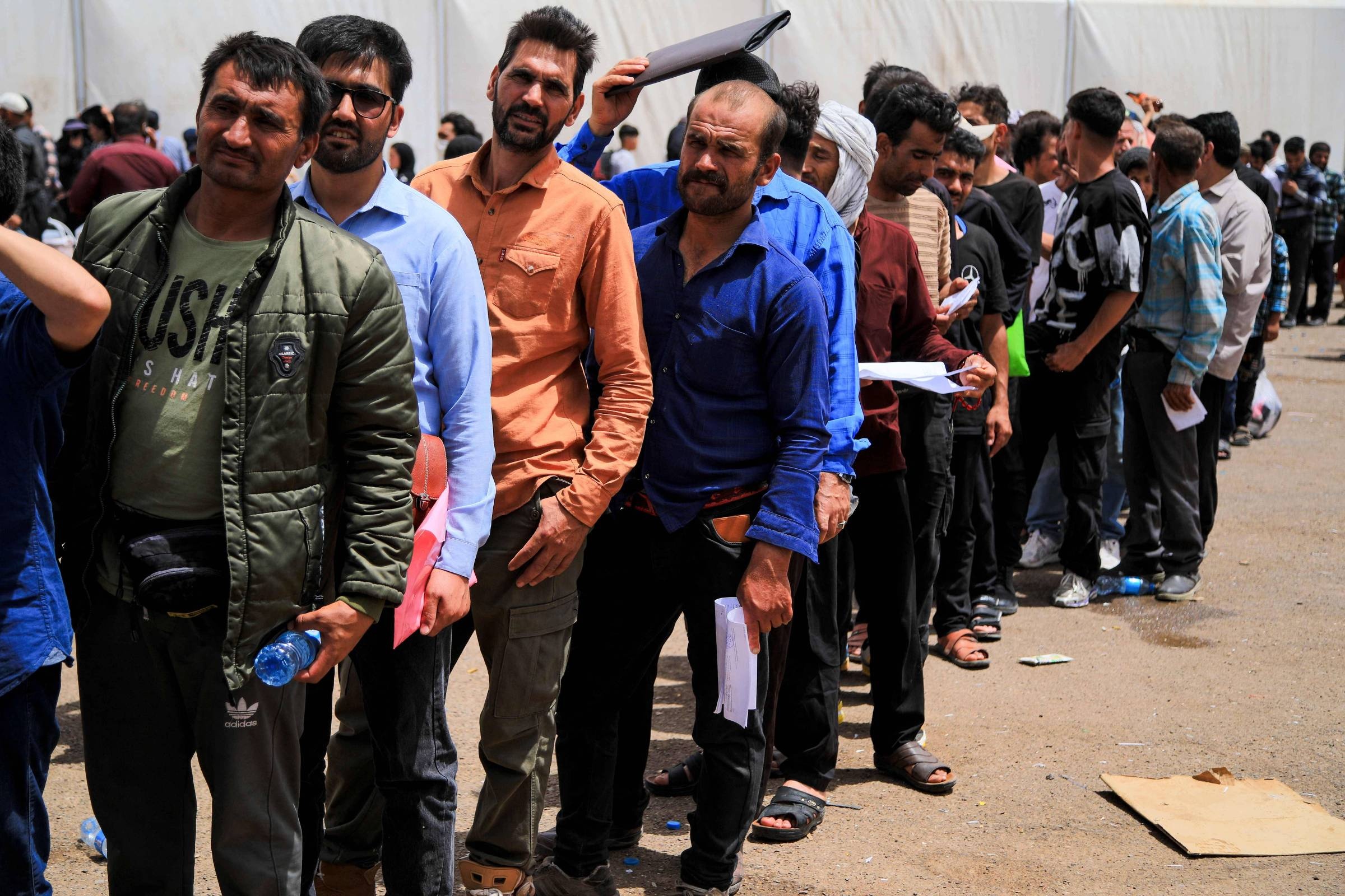 Crise Migratória no Irã: Entenda Por Que o País Lidera em Mortes e Suas Consequências Globais