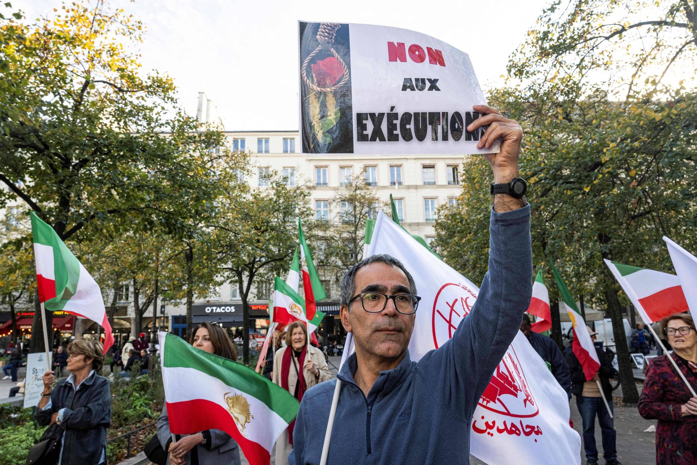 Irã Intensifica Repressão com Execuções e Sinaliza Desafio Geopolítico Global