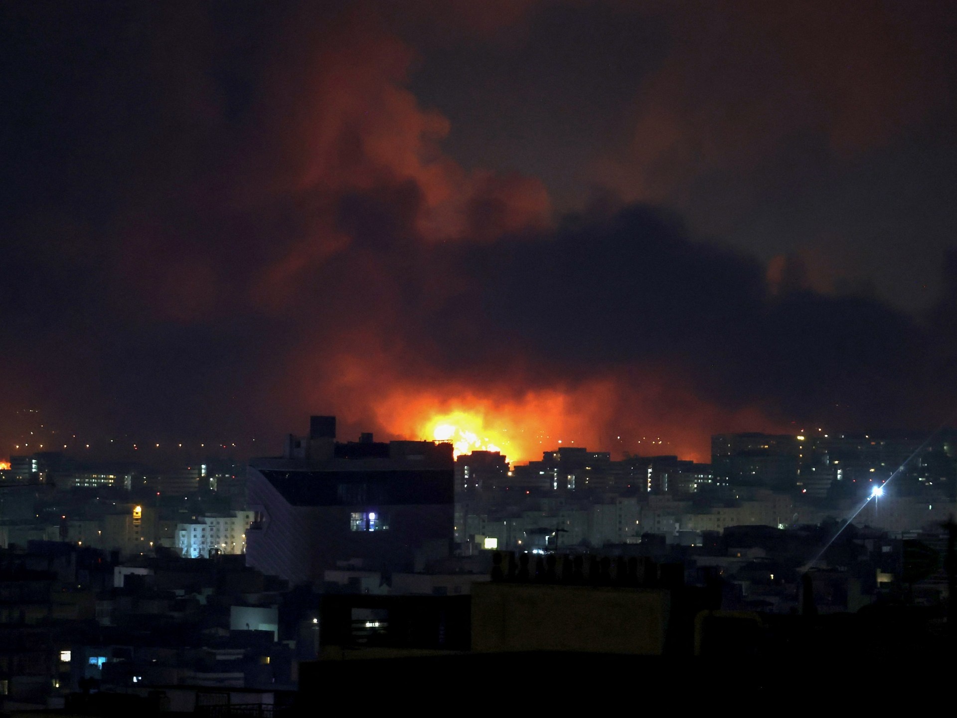 Irã Aprofunda Repressão Interna em Meio à Guerra e Caça por 'Quinta Coluna'
