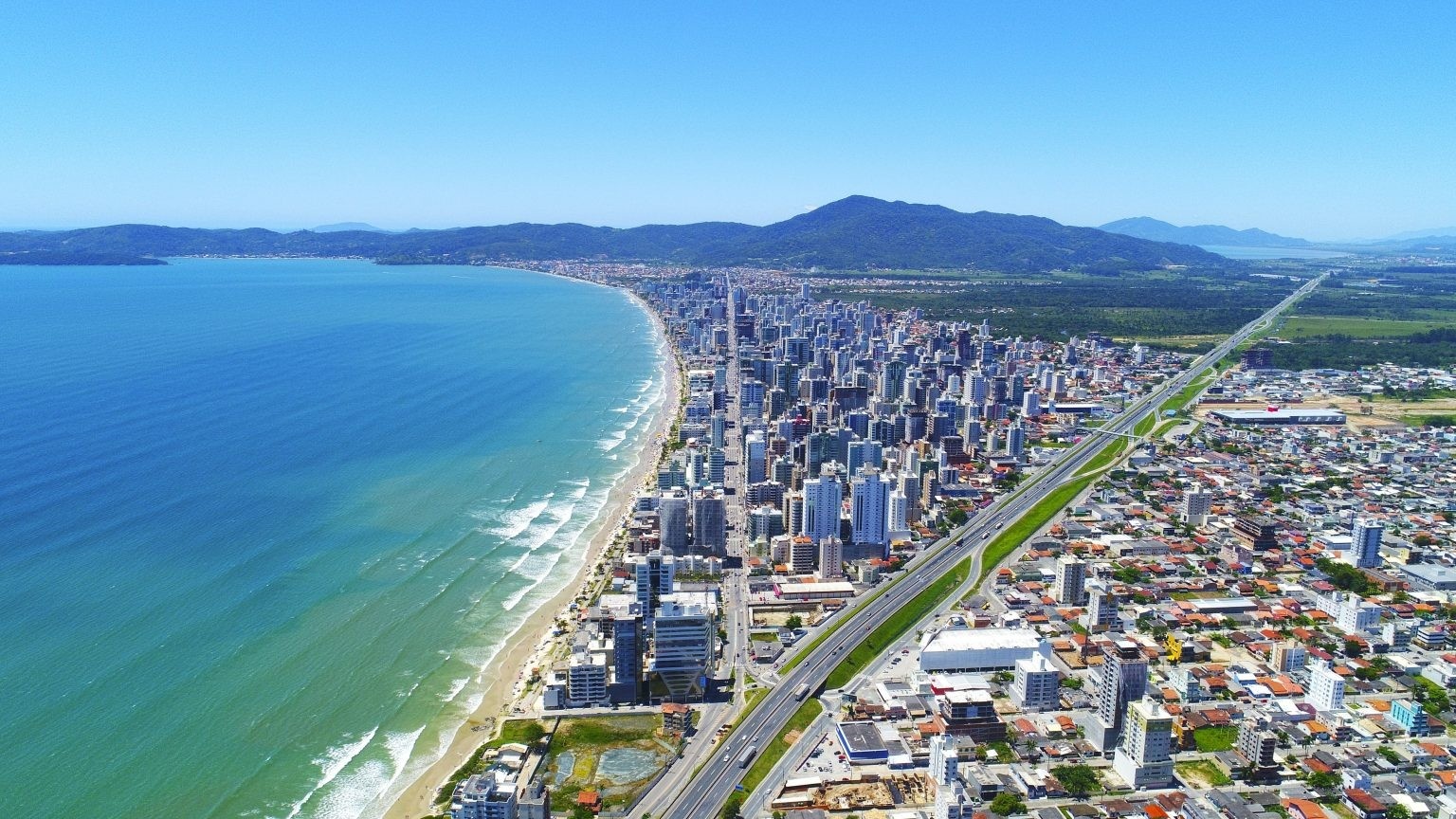 Itapema: Estratégia de R$ 60 Milhões para Blindar o Segundo M² Mais Caro do Brasil Contra a Erosão