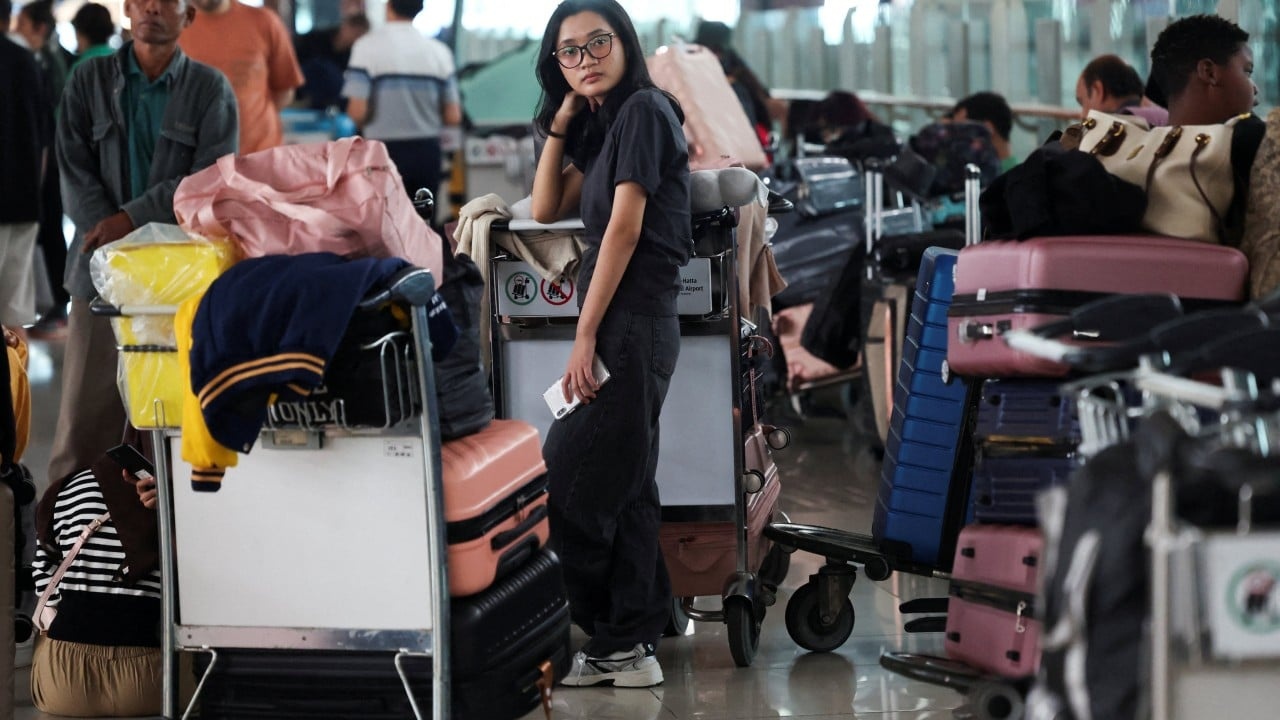 Indonésia Reabre Aeroportos Pós-Cinzas Vulcânicas, Revelando Vulnerabilidade da Logística Global