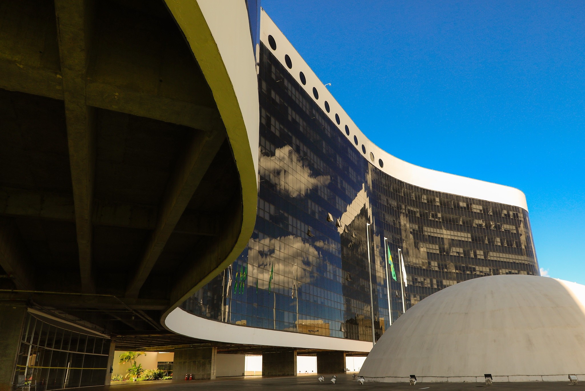 Janela Partidária no DF: A Calmaria que Esconde o Jogo Grande para 2026 e 2027