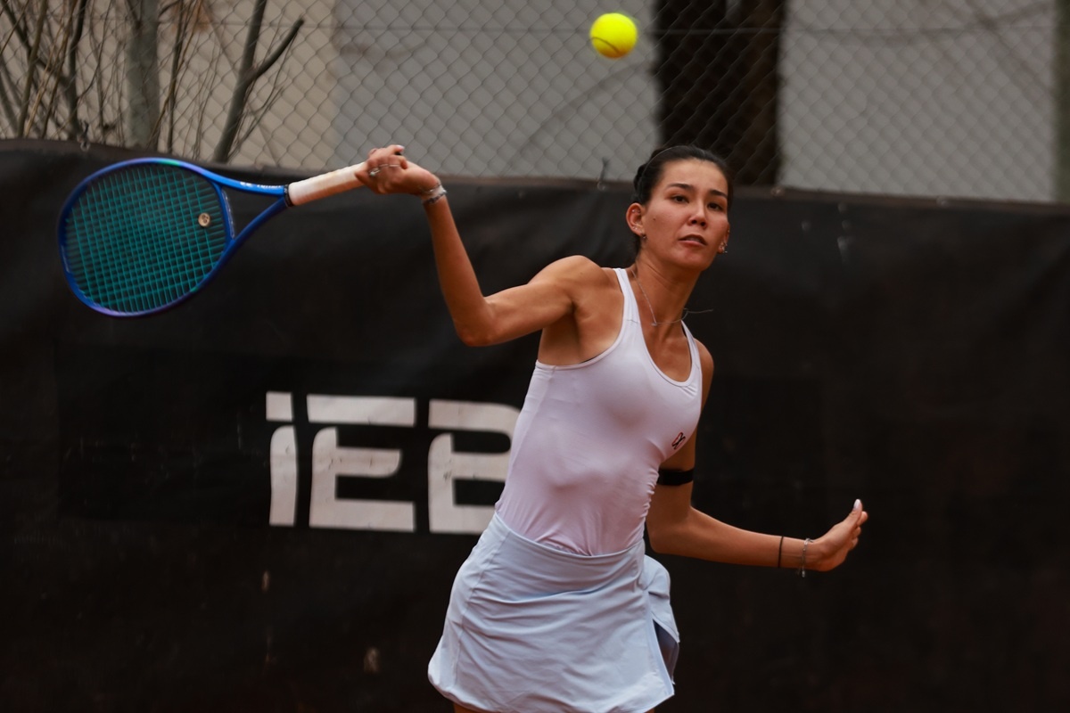 Ascensão de Konishi no W35 Chacabuco: Um Desafio Crucial para o Tênis Feminino Brasileiro