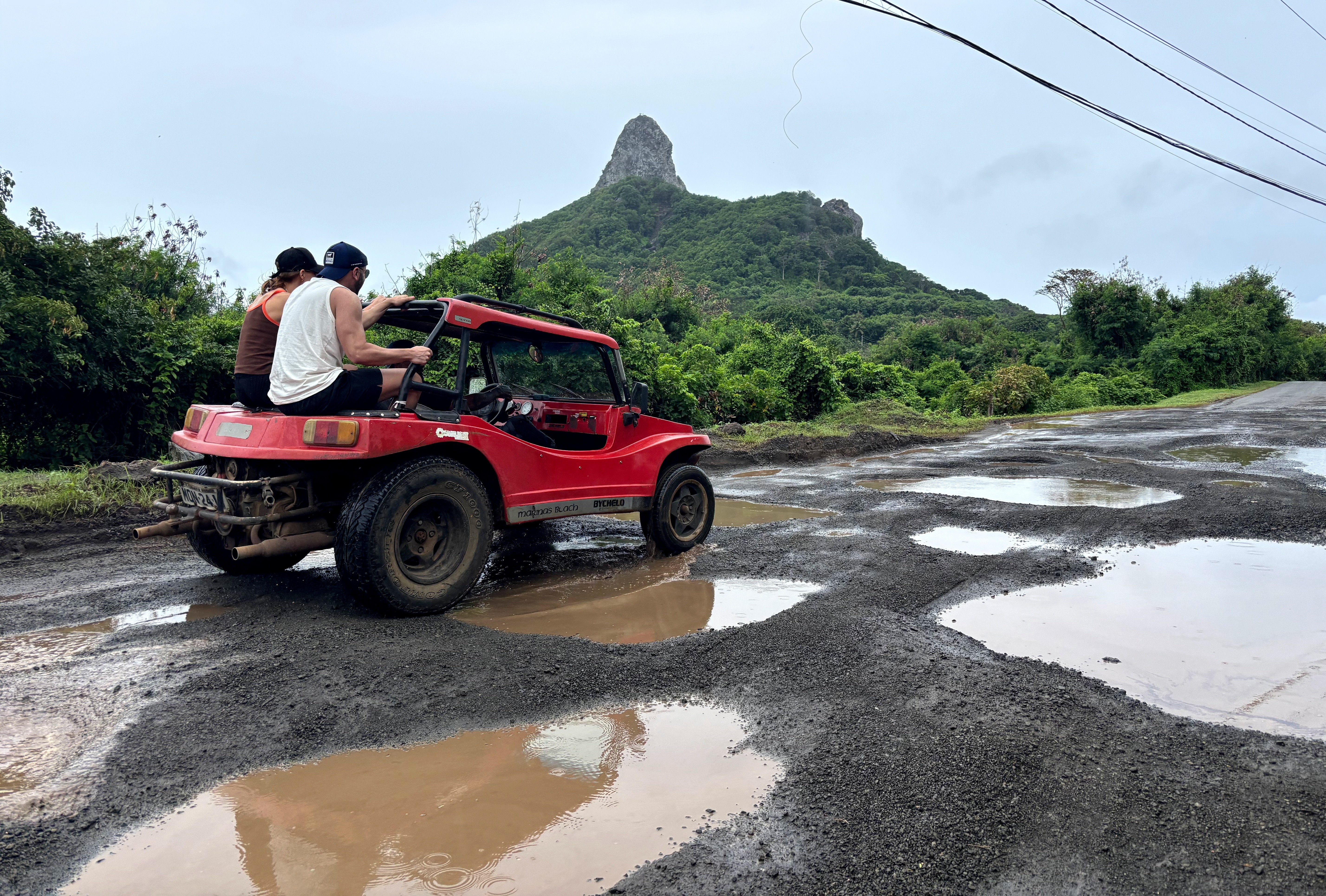 Fernando de Noronha: Chuvas Exacerbam Crise Infraestrutural, Impactando Moradores e a Imagem do Paraíso