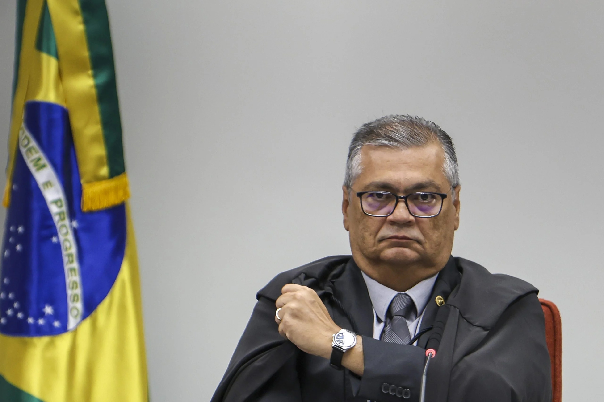 Decisão de Dino e o Intricado Financiamento de 'Dark Horse': Transparência Sob Análise