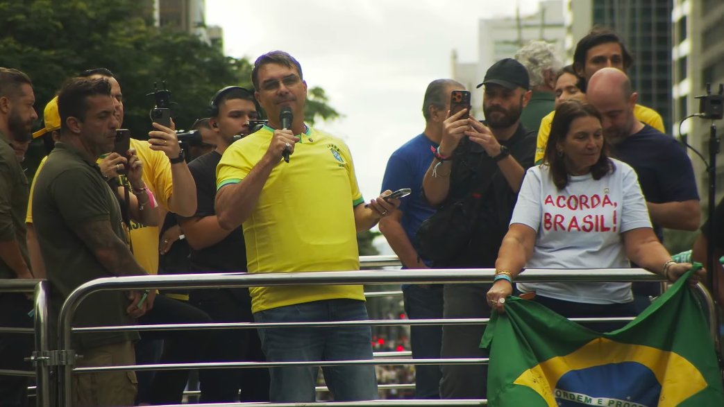 Lindbergh aciona TSE por propaganda antecipada de Flávio Bolsonaro em SP