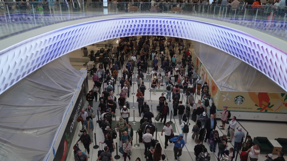 Crise Aérea nos EUA: A Paralisia que Pesa sobre a Segurança e a Economia Global