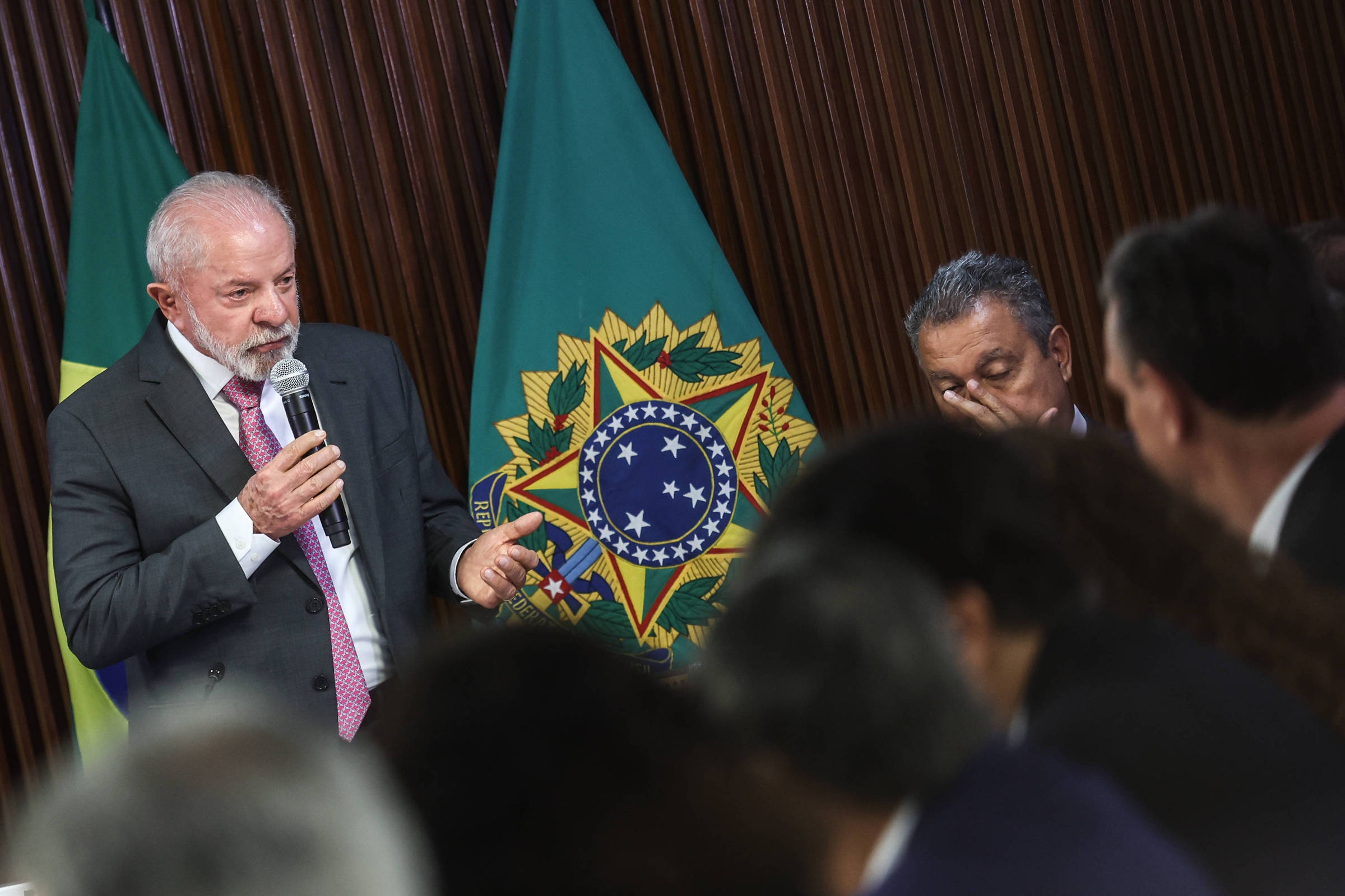 Soberania em Disputa: A Batalha Narrativa pela Direção Geopolítica do Brasil