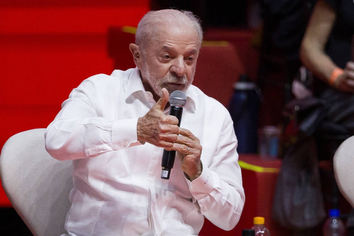 Lula afirma não saber se notícia falsamente chutando nossa Senhora Aparecida é verdadeira