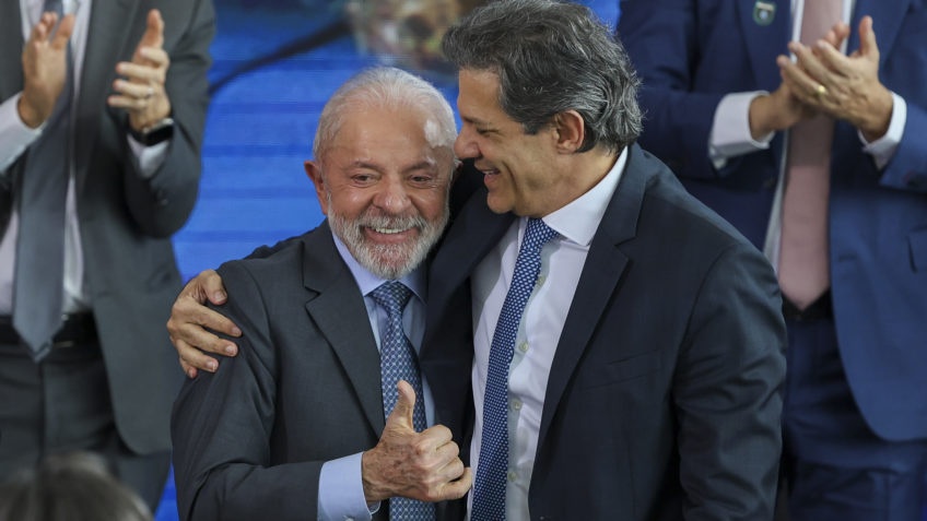 Um Silêncio Estratégico: A Ausência de Lula no 1º de Maio e a Remodelagem da Política Nacional