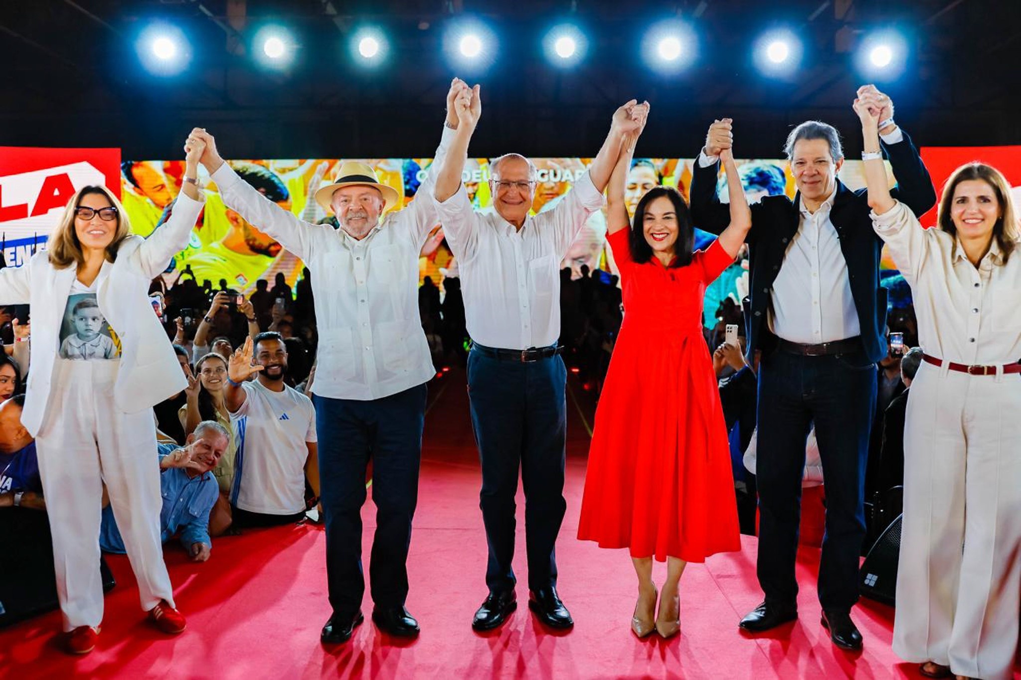 Janja no Palco do PT: Análise da Quebra de Protocolo e a Estratégia do Voto Feminino para 2024