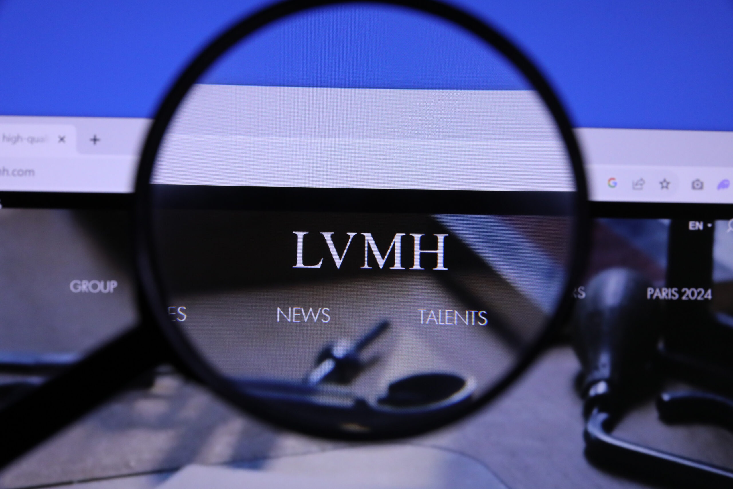 Turbulência Geopolítica Reconfigura o Mercado de Luxo: A Análise Por Trás da Queda da LVMH