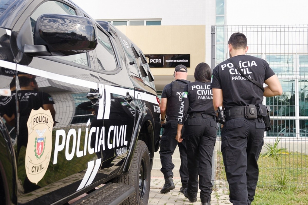 Casal é preso por divulgar vídeo Induzindo criança a fumar maconha