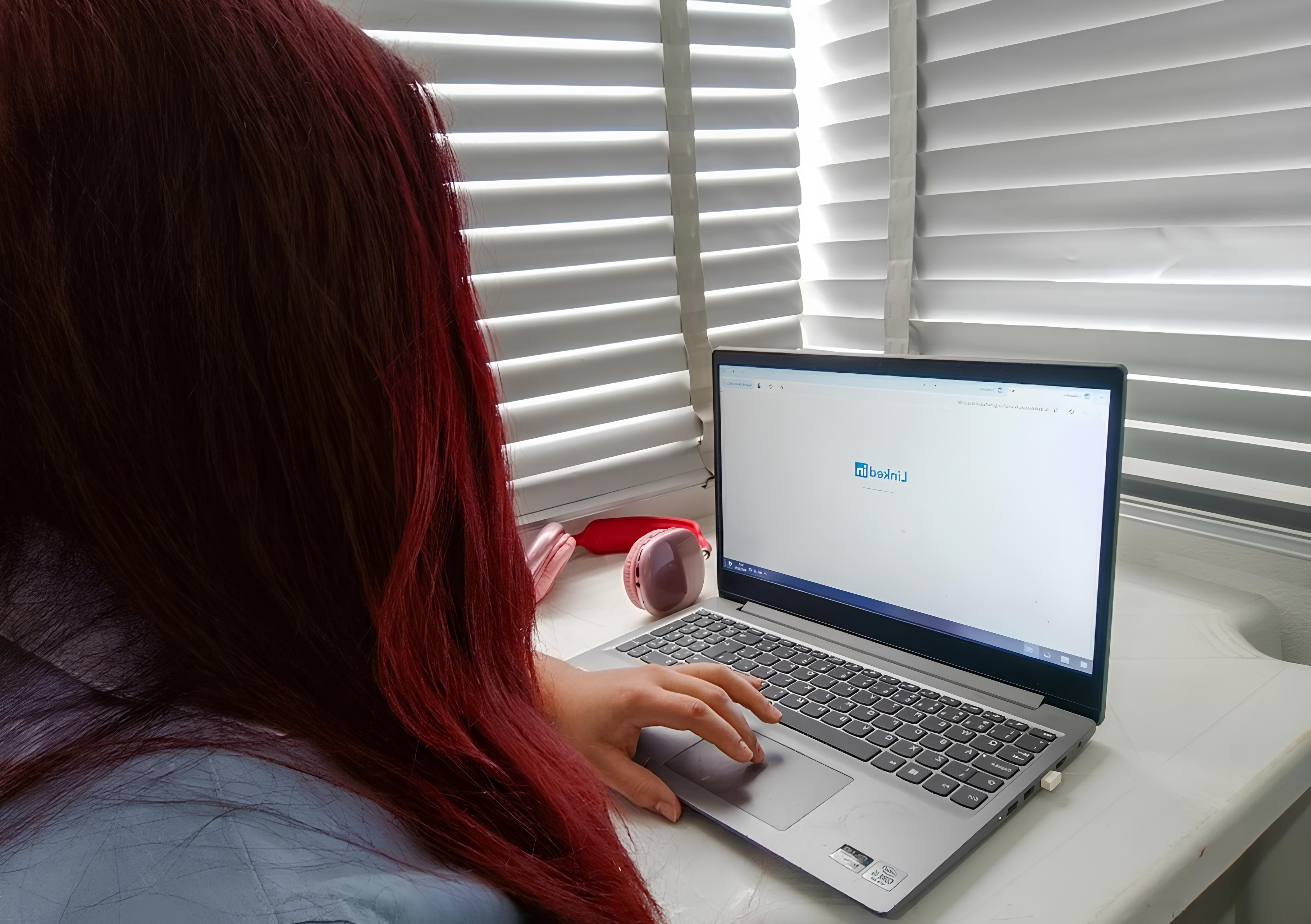 A Odisseia do Emprego: Por Que o Mercado Aquecido Ainda Frustra o Profissional Brasileiro?