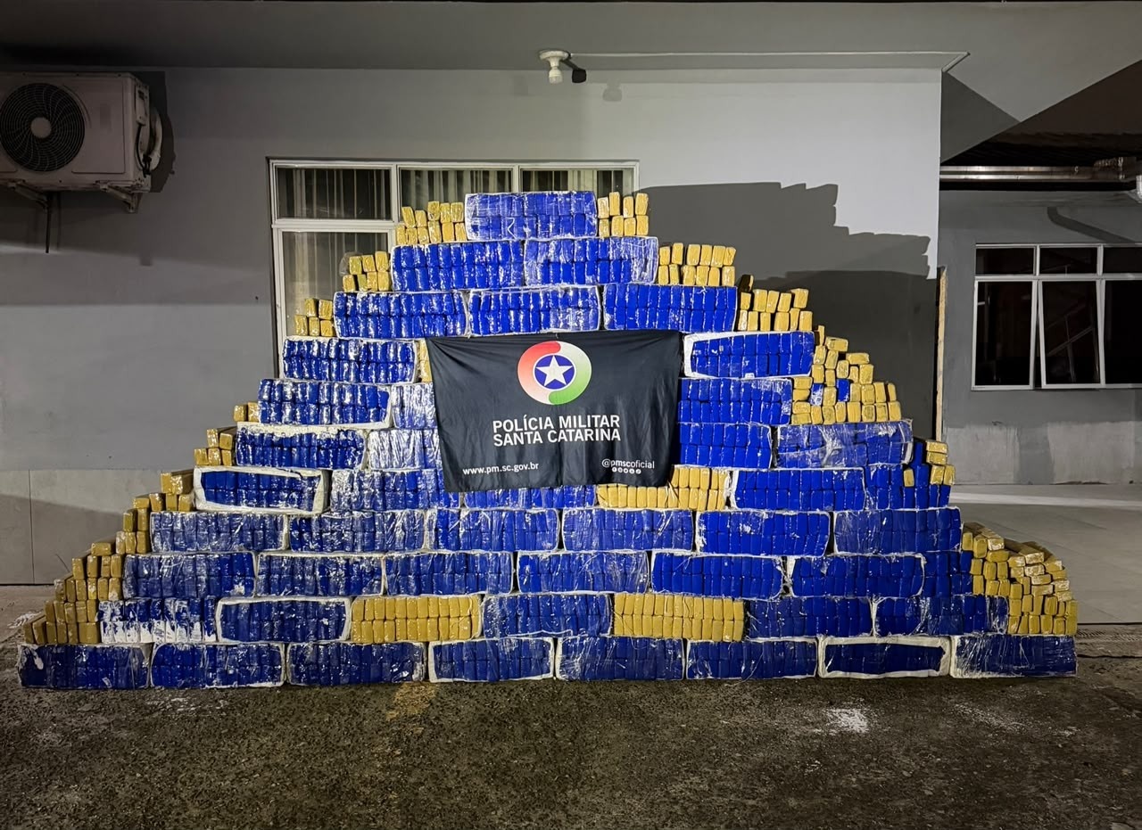 Mais de 1 tonelada de maconha é apreendida em baú de caminhão e seis são presos no litoral de SC