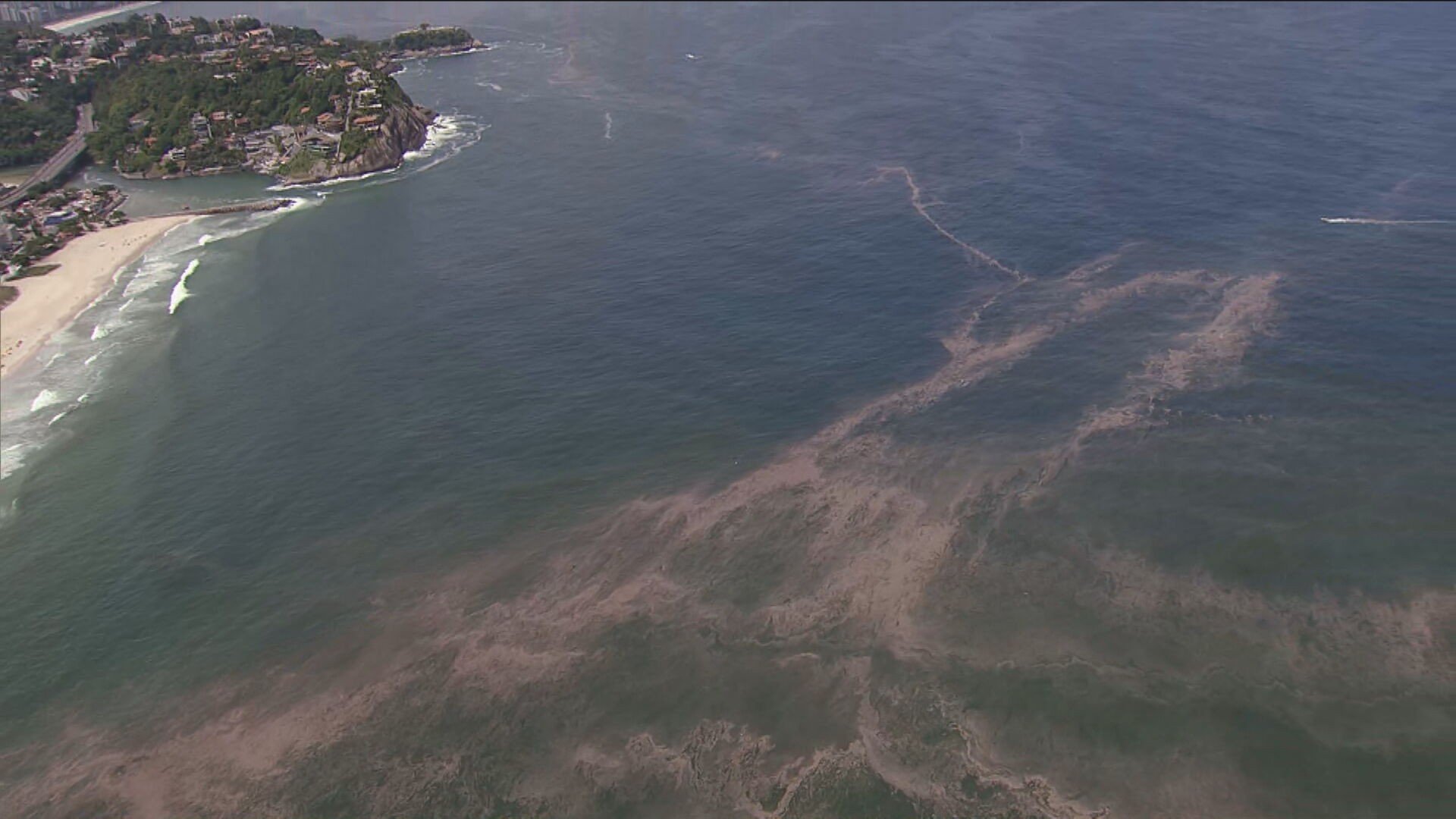 Mancha é vista no mar entre a Barra da Tijuca e São Conrado