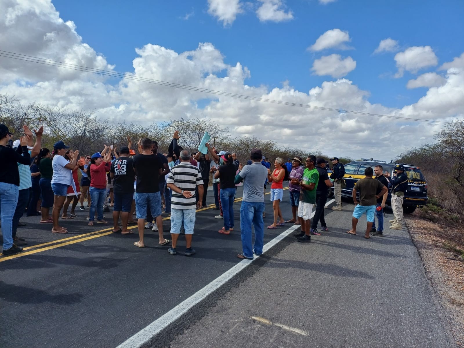 Manifestantes interditam BR-110 em protesto por medidas de redução de velocidade